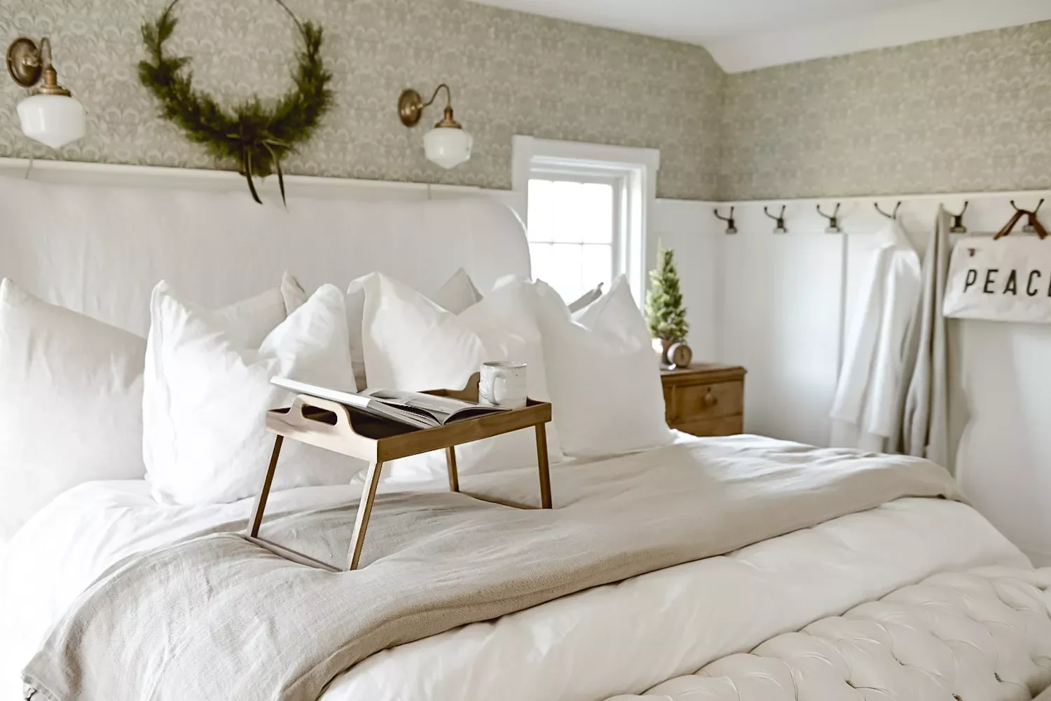 32 Christmas Bedroom Decor Ideas That Make Mornings Magical Decorate With a Light Hand