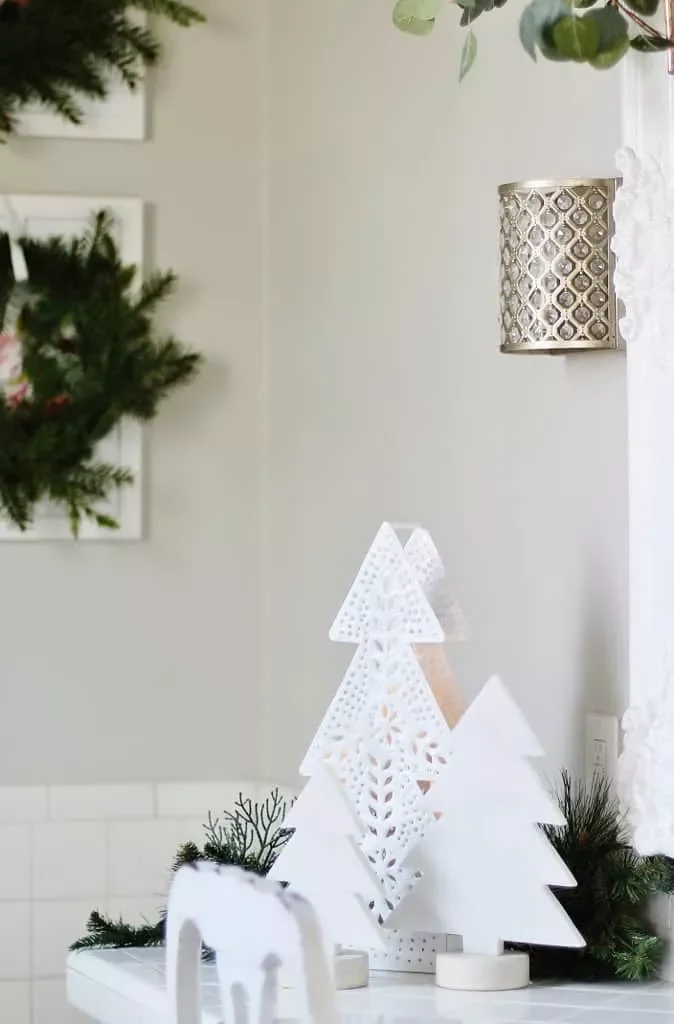 32 Christmas Bathroom Ideas That Create a Holiday Wonderland Decorate Your Vanity