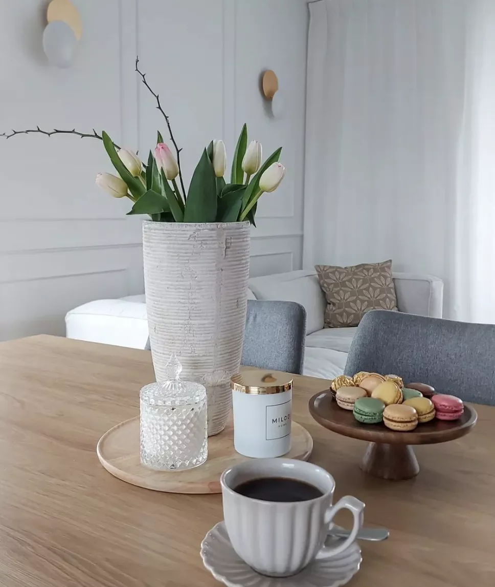 34 Stunning Dining Table Styling Ideas for Every Day of the Year 31 Decorate a Cake Stand