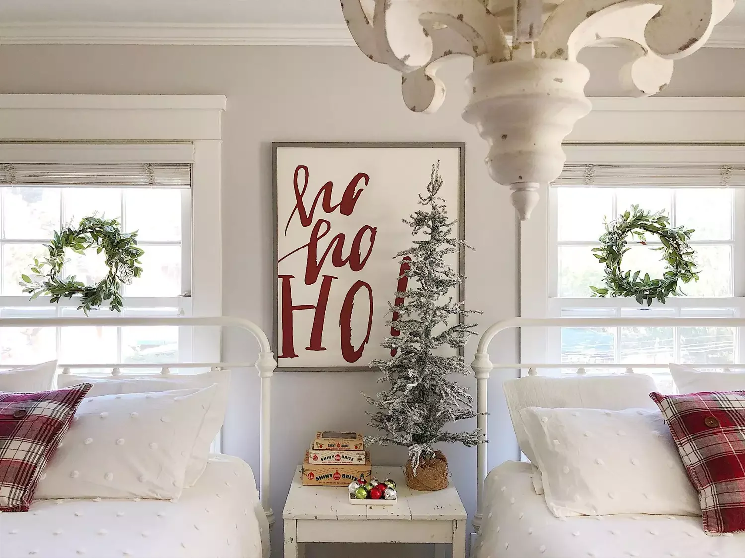 32 Christmas Bedroom Decor Ideas That Make Mornings Magical Decorate for Guests