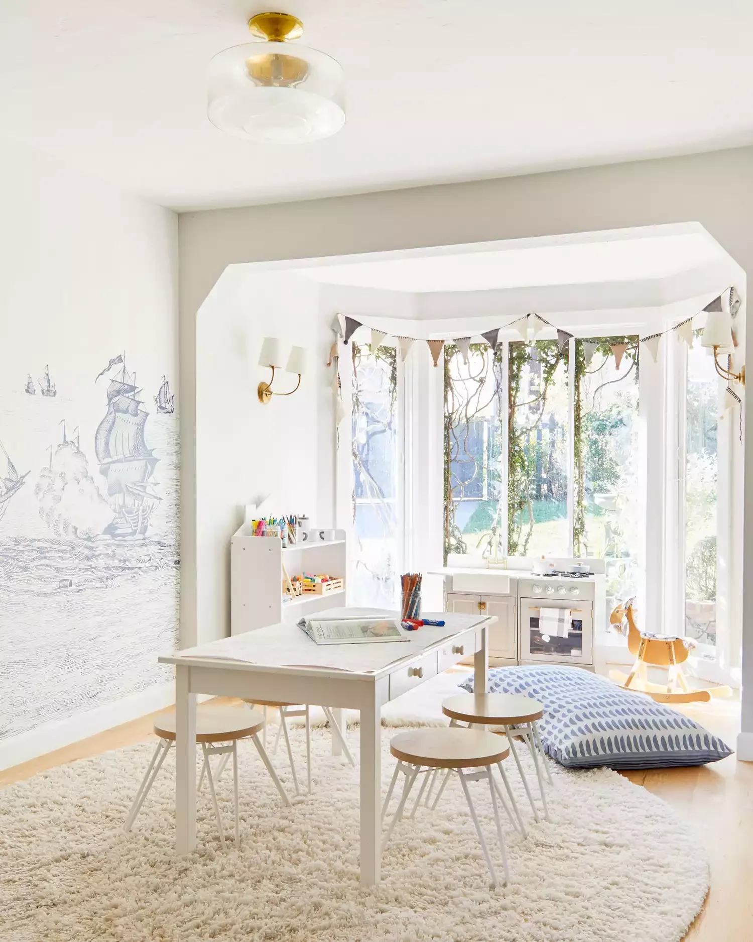 45 Brilliant Bay Window Ideas That Will Transform Your Home 34 Decorate with a Garland