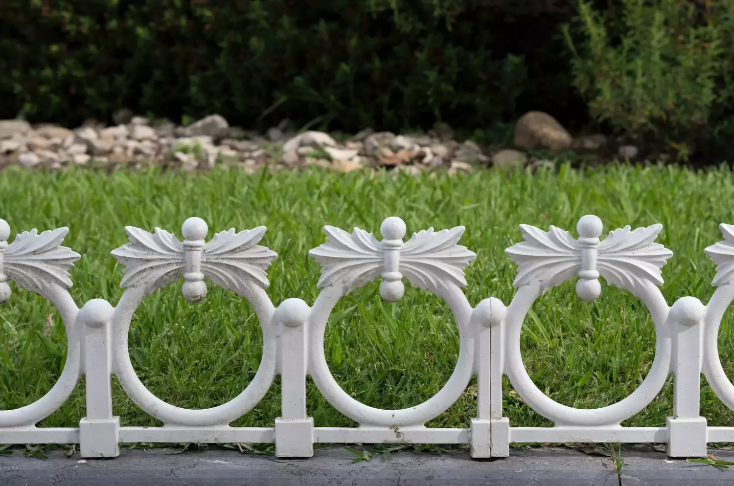 30 Affordable and Creative Ways to Define Your Garden Boundaries Decorative Fence Border