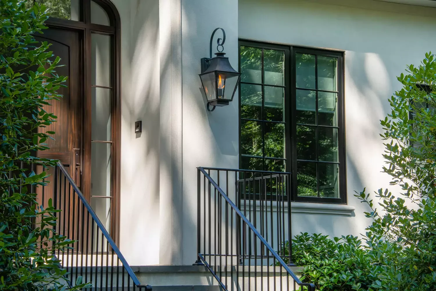20 Beautiful Window Trim Ideas That Will Transform Your Home's Exterior 16 Deep Black
