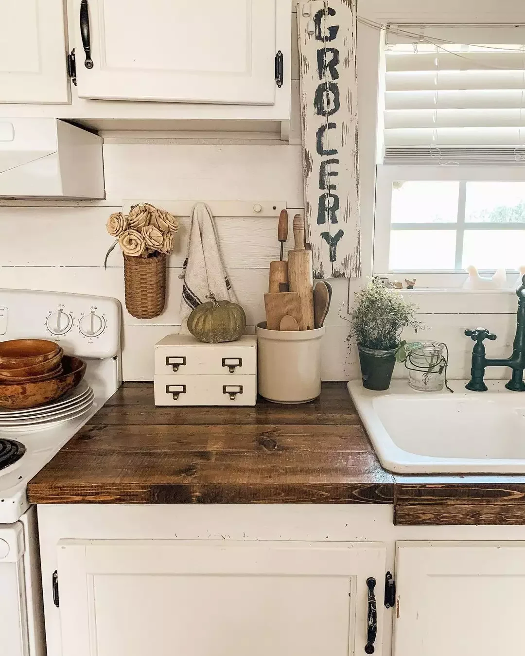 68 Charming Farmhouse Kitchen Ideas That Never Go Out of Style Delightful Vignette