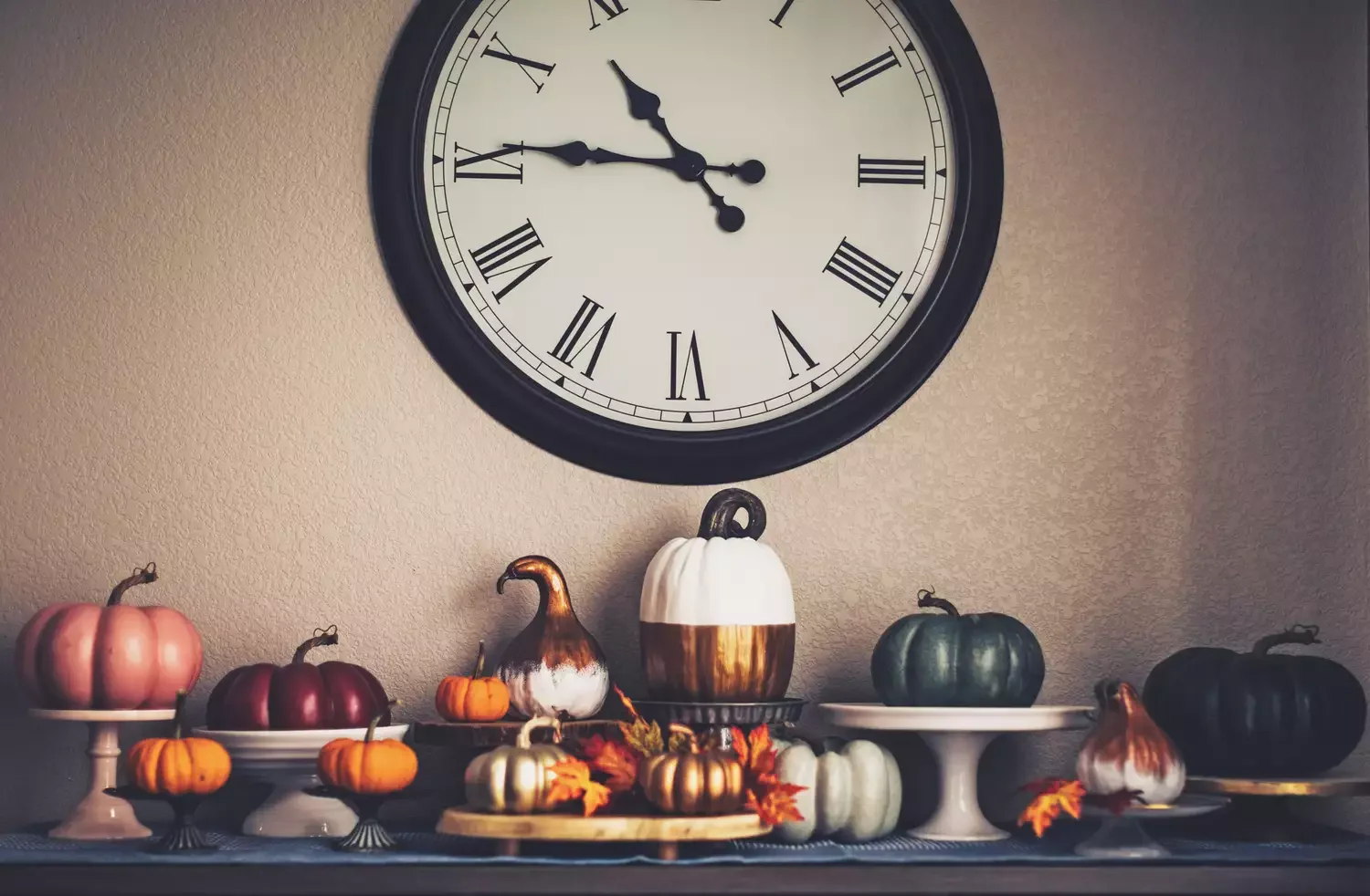 55 Stunning Thanksgiving Décor Ideas to Transform Your Home with Style 49 Dessert Station