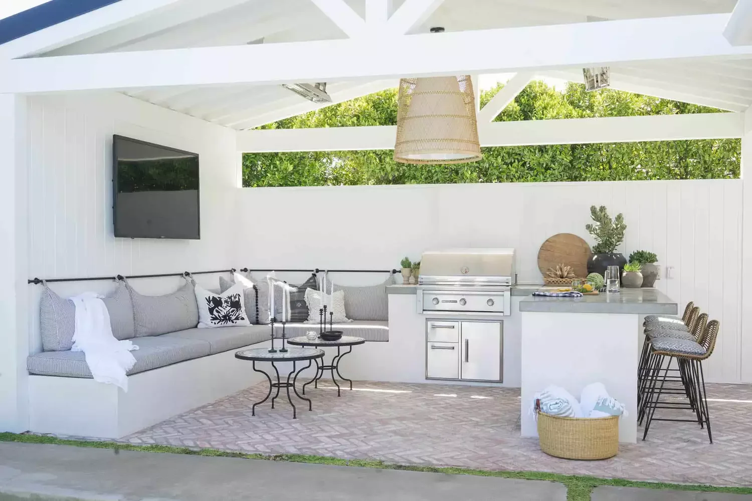 22 Brilliant Outdoor TV Ideas That Transform Your Backyard Into an Entertainment Paradise 15 Detached Brick Patio TV