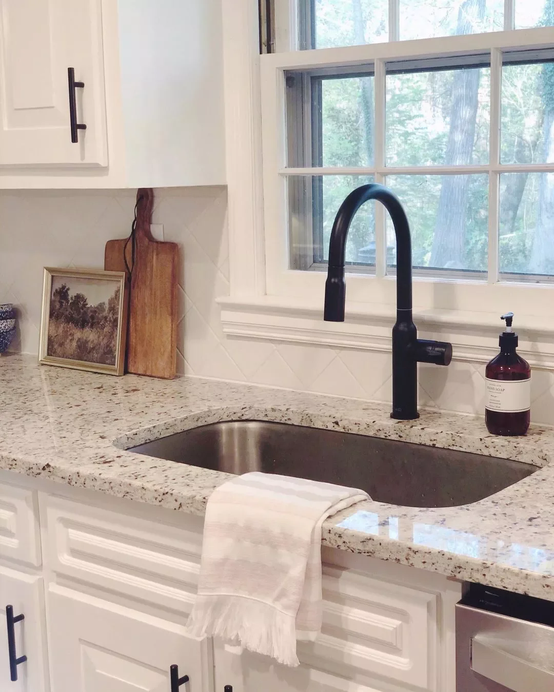 37 Stunning Backsplash Ideas That Make White Cabinets and Granite Countertops Shine Diamond Pattern