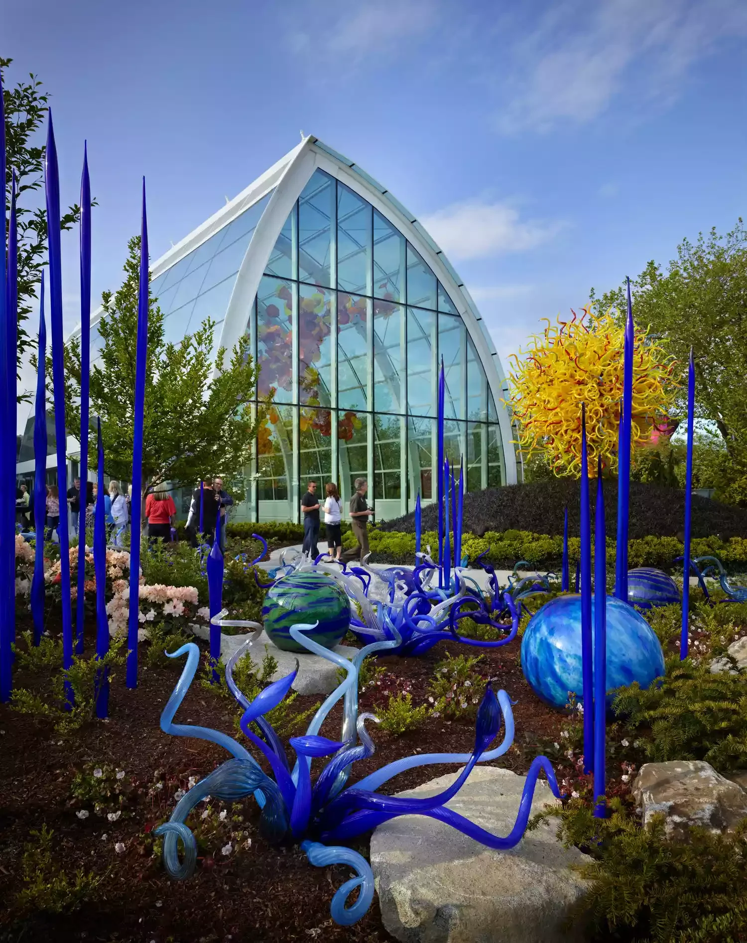 60 Garden Decor Ideas That Transform Your Outdoor Space Disperse Glass Sculptures