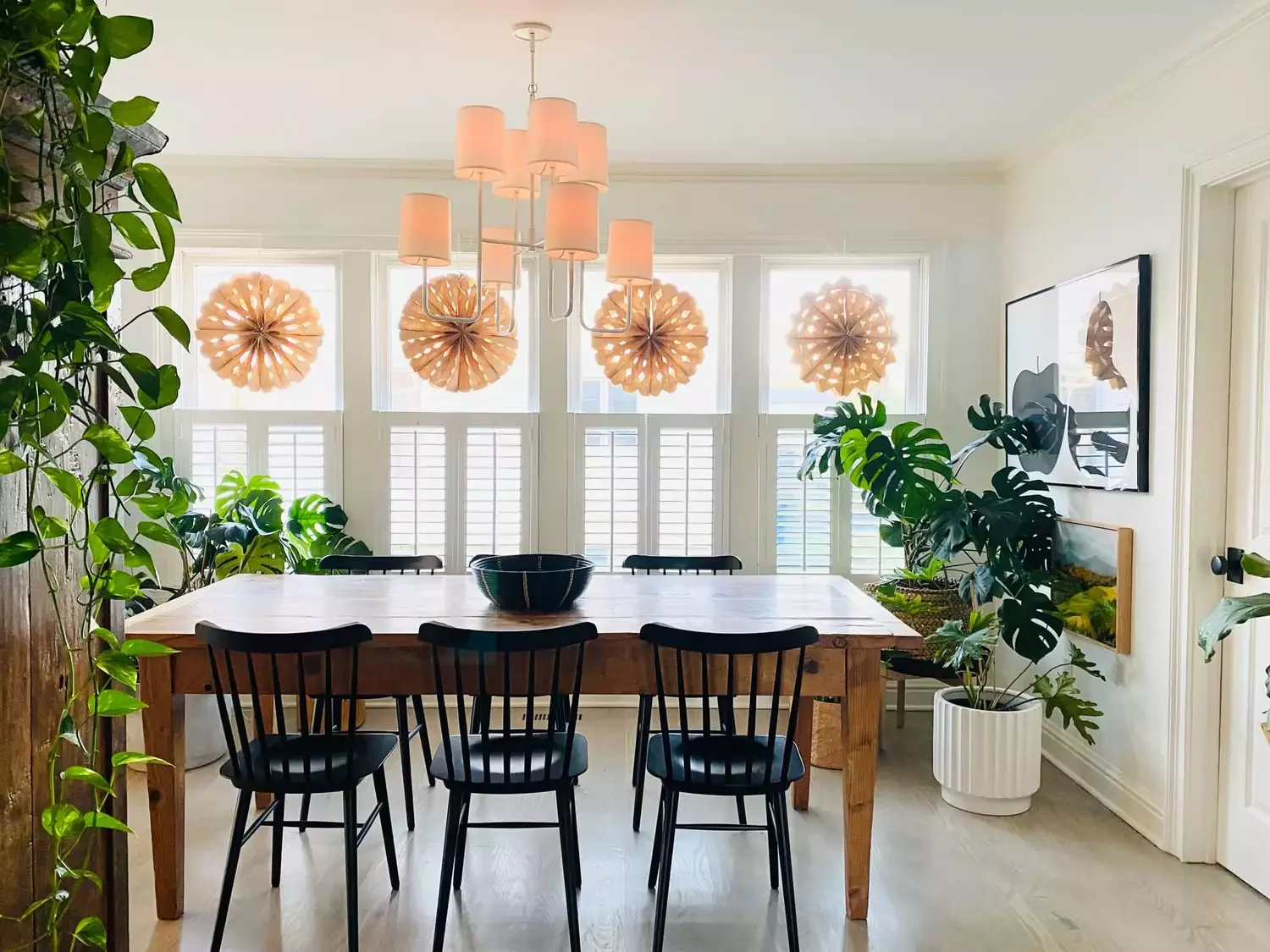 42 Cozy Winter Decorating Ideas That'll Keep Your Home Warm Until Spring 2 Display DIY Snowflakes