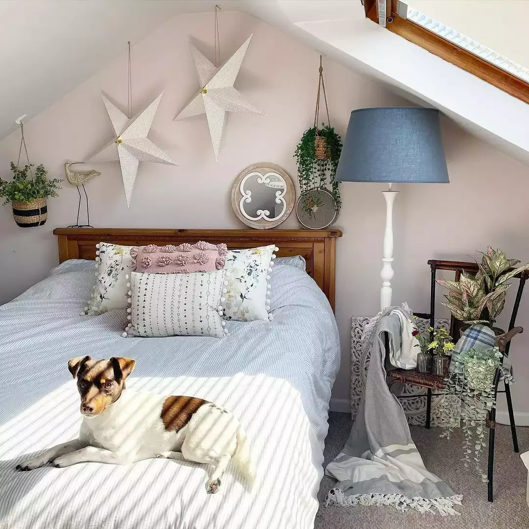 33 Cozy Attic Bedroom Ideas That Will Transform Your Space 17 Display Favorite Pieces