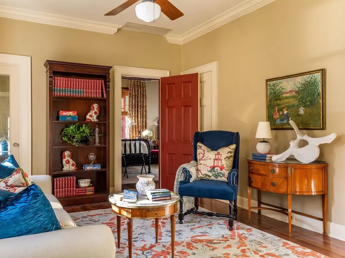 34 Classic Living Room Ideas That Never Go Out of Style Display Old Books