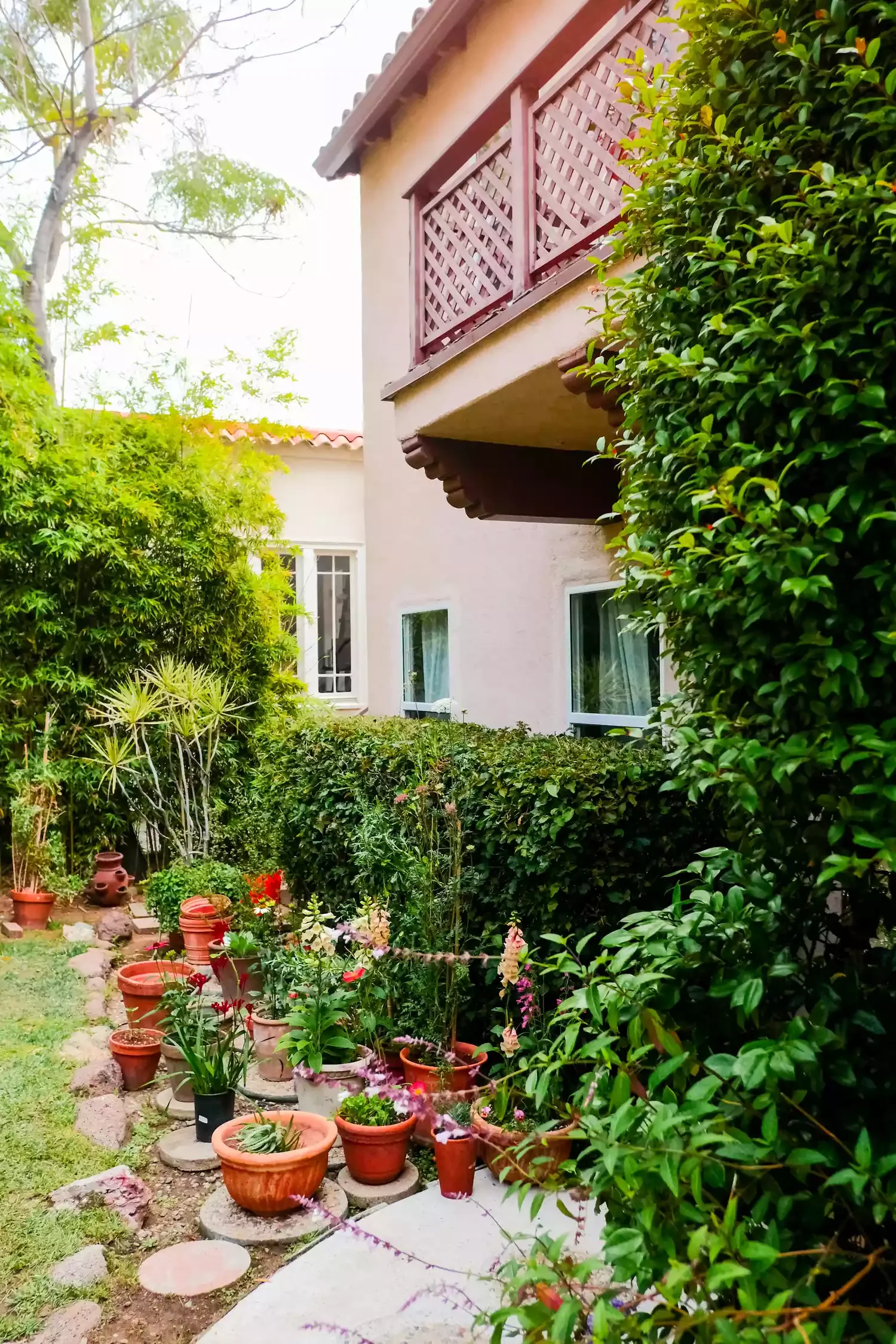 60 Garden Decor Ideas That Transform Your Outdoor Space Display Potted Plants