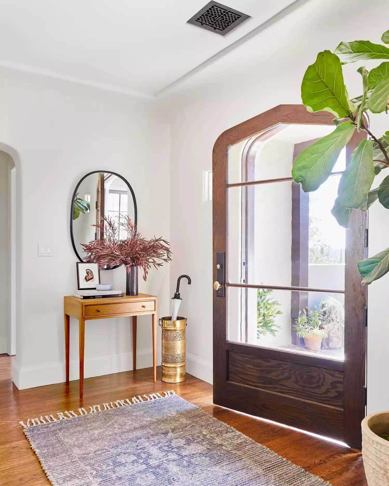 31 Brilliant Small Entryway Ideas That'll Make Your Space Feel Amazing Display Seasonal Branches