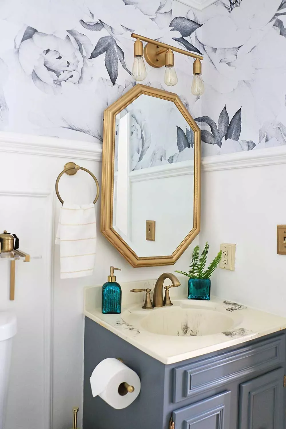 32 Christmas Bathroom Ideas That Create a Holiday Wonderland Display Simple Green Glass