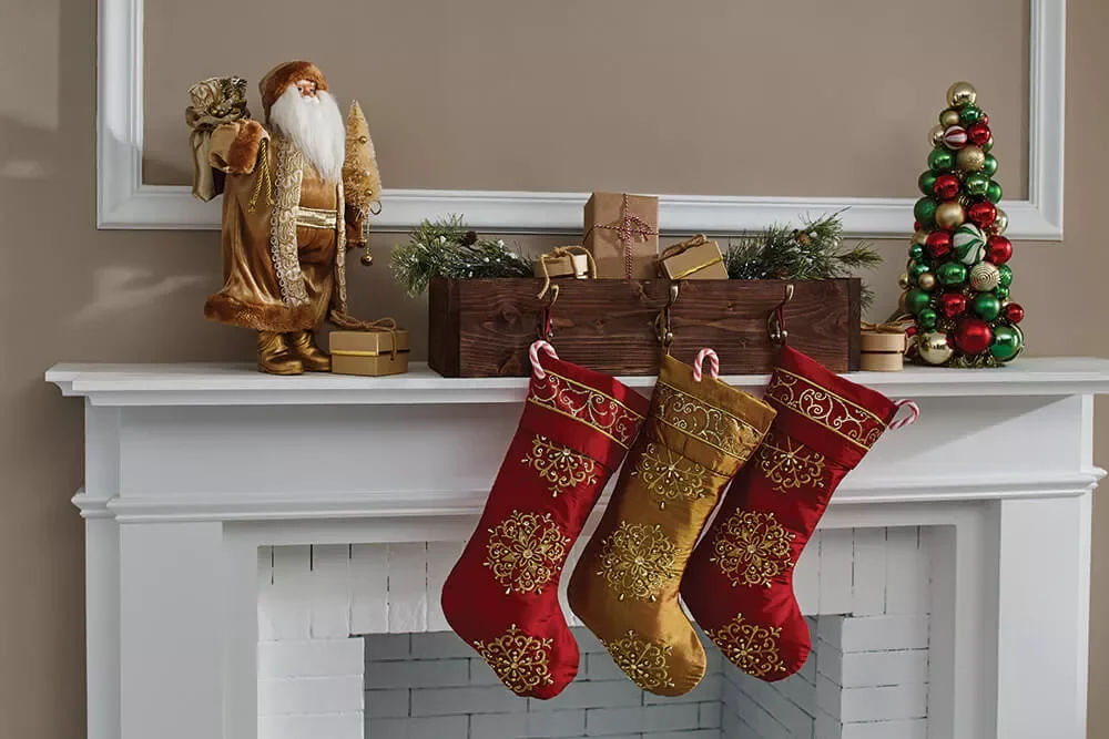 56 Magical Christmas Mantel Decorating Ideas to Transform Your Holiday Home 45 Display Traditional Decor