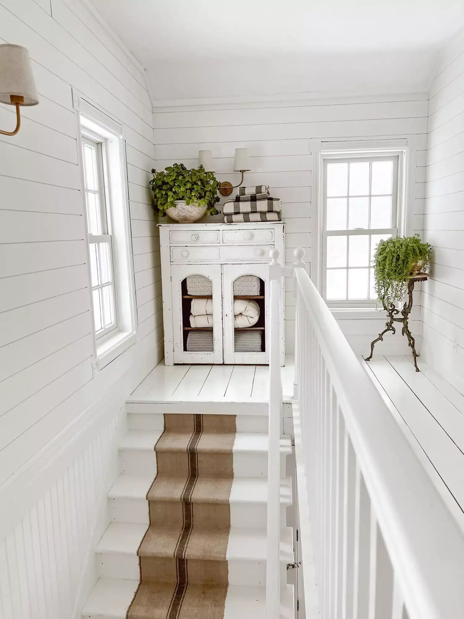 42 Cozy Winter Decorating Ideas That'll Keep Your Home Warm Until Spring 13 Display Winter Quilts