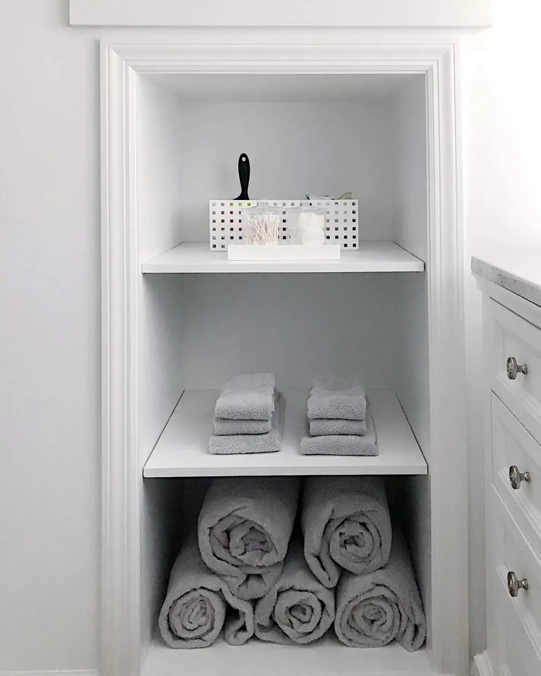 32 Clever and Stylish Ways to Store Your Towels Display on Open Shelves