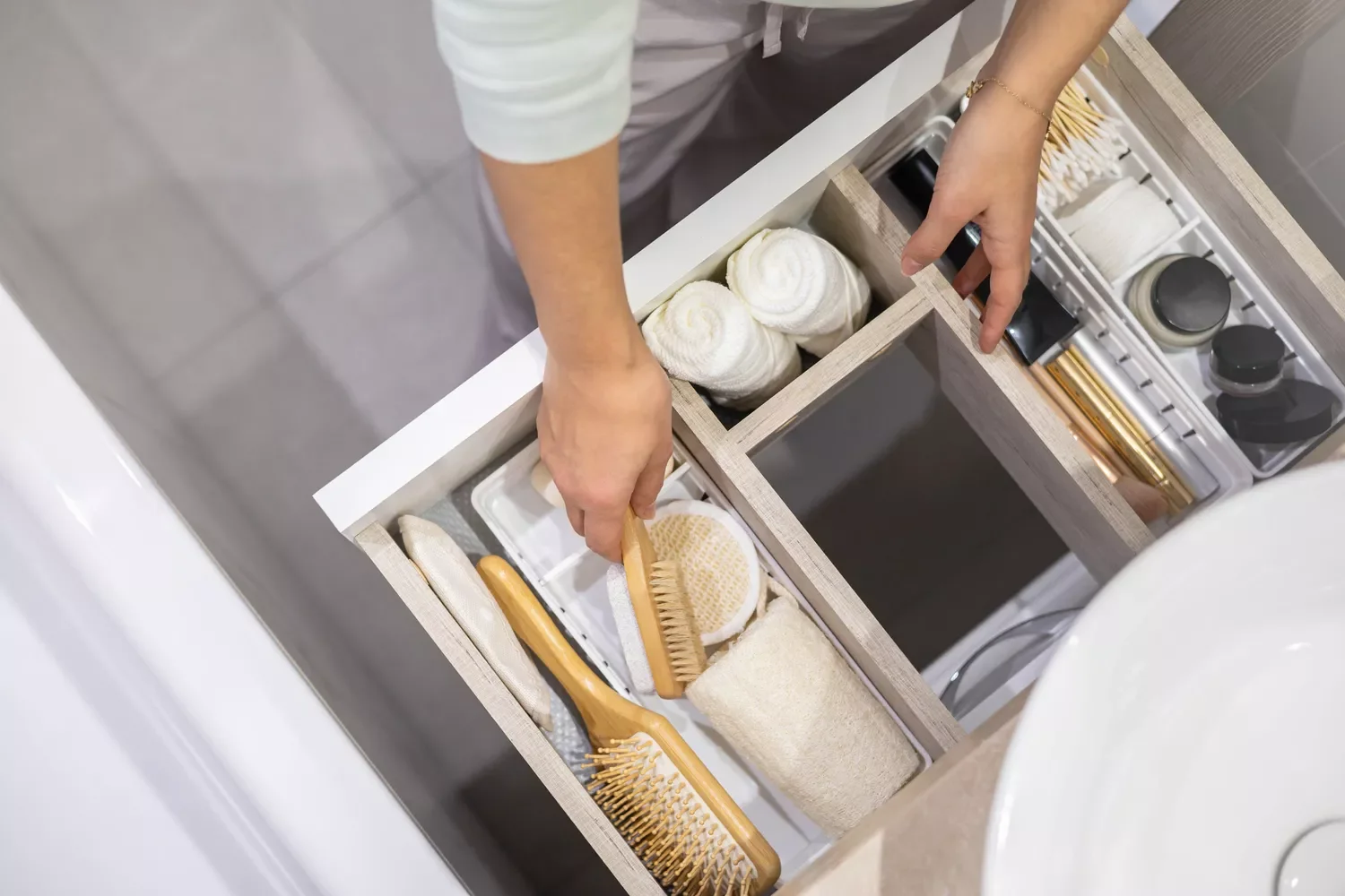 32 Clever and Stylish Ways to Store Your Towels Divide Drawers