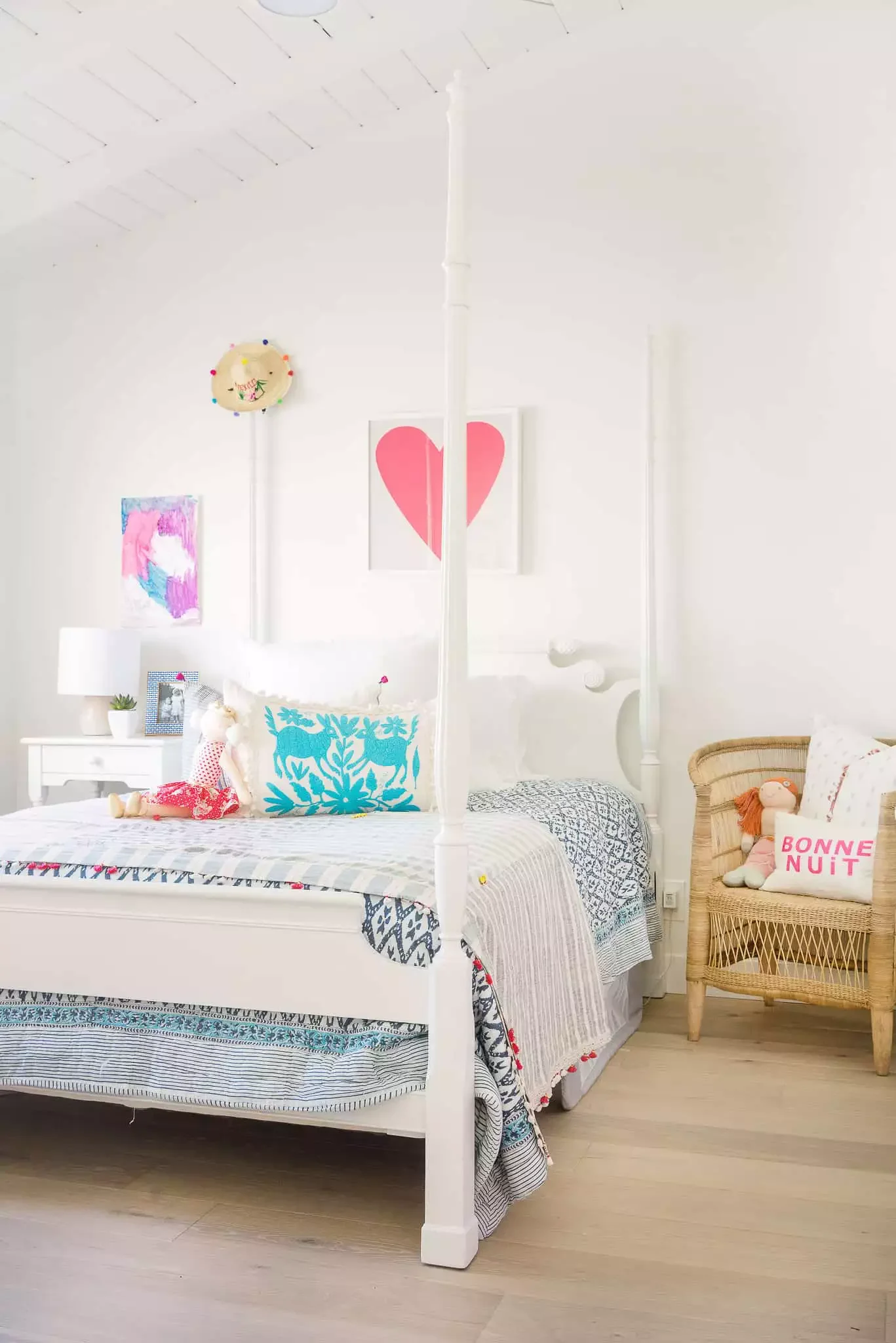 18 Adorable Bedroom Ideas Your Little Girl Will Absolutely Love 19 Do Your Own Artwork