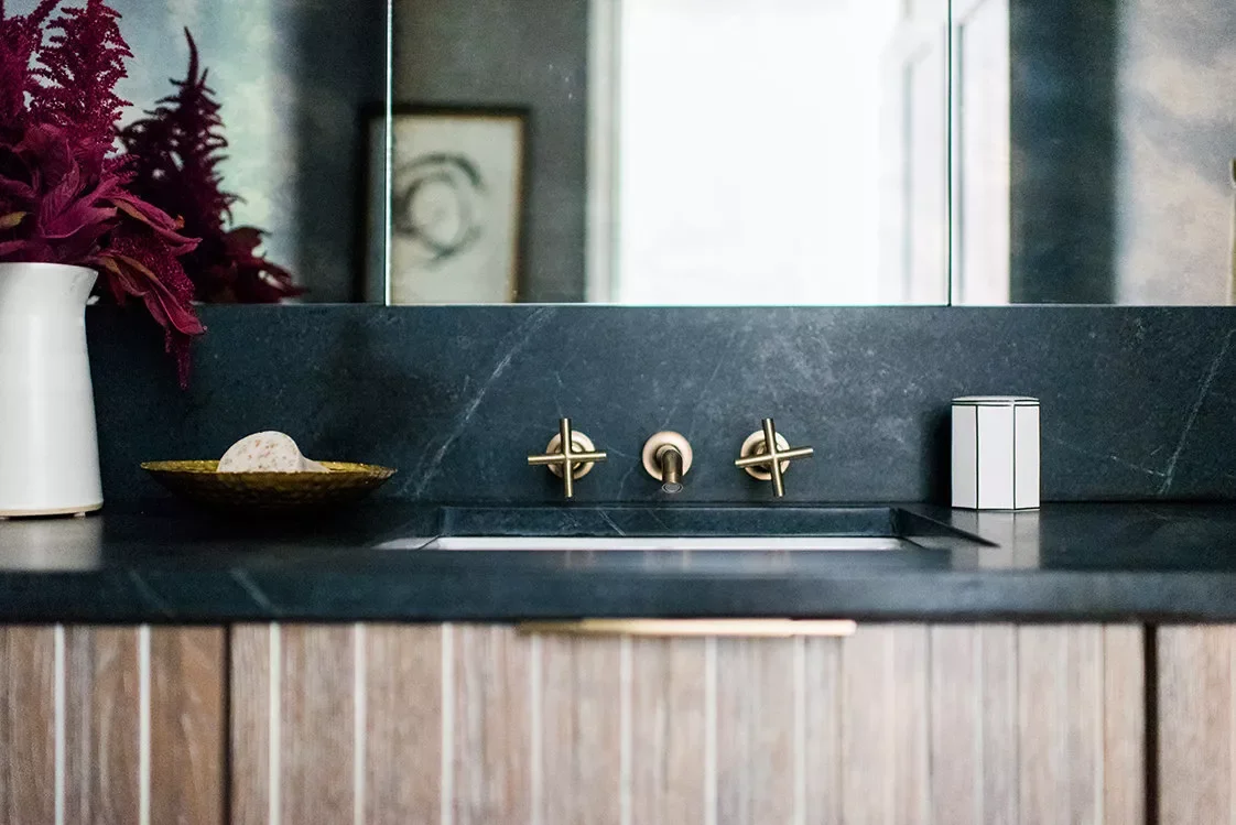 50 Dramatic Dark Bathroom Ideas to Transform Your Space 44 Don
