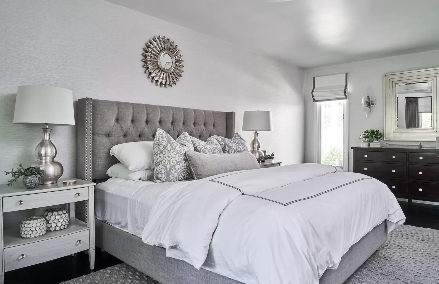 32 Stunning Gray and White Bedroom Ideas for a Classic Look That Never Goes Out of Style 10 Don