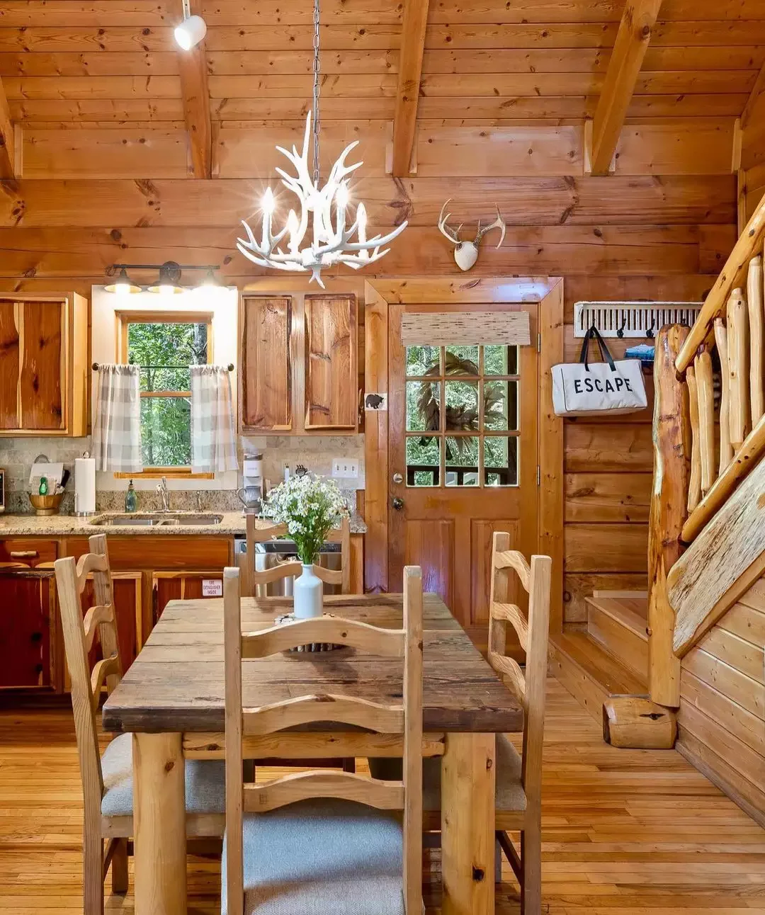 18 Cozy Cabin Kitchen Design Ideas That'll Make You Want to Move to the Mountains 9 Don