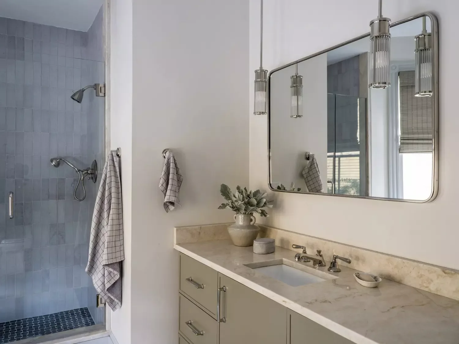 15 Stunning Mirror Lighting Ideas That Will Transform Your Bathroom 12 Don