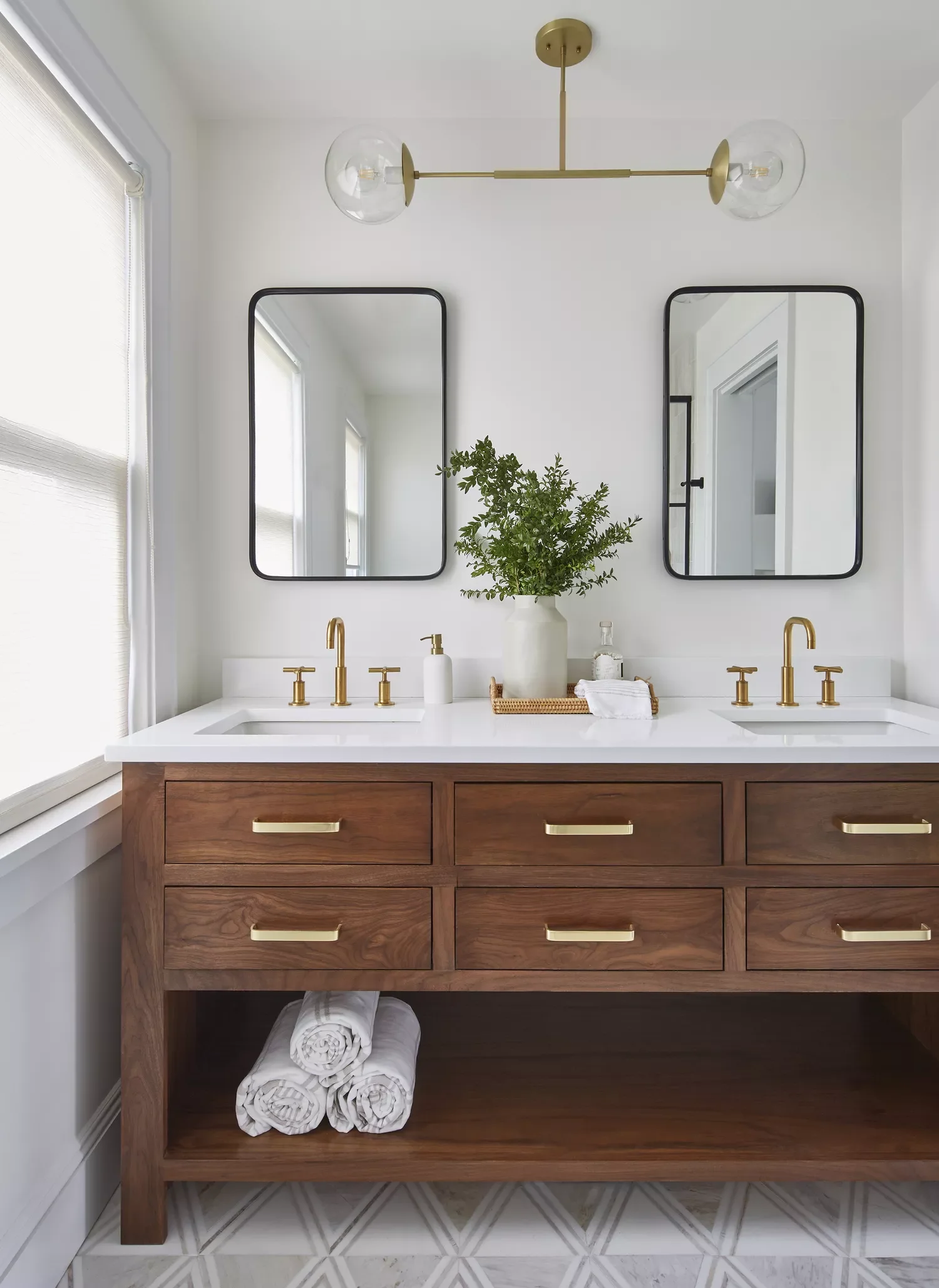 18 Beautiful Beige Bathroom Ideas That Minimalists Absolutely Adore 5 Draw Attention to the Floor