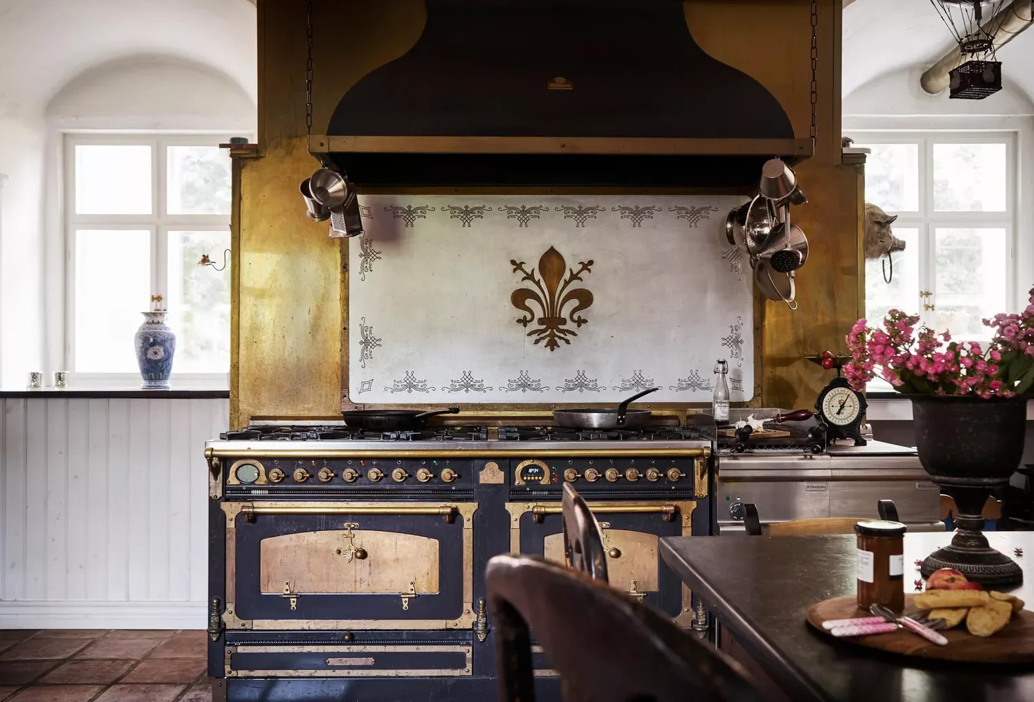 23 Cozy Country Kitchen Ideas That Create Instant Warmth 24 Dress It Up