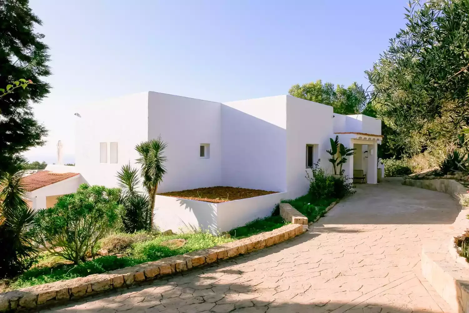 37 Stunning Retaining Wall Ideas to Transform Your Sloped Backyard Driveway Retaining Wall