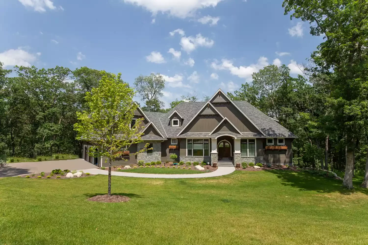 30 Stunning Front Yard Ideas Using Rocks and Mulch Earthy Exterior Tones Coupled With Natural Landscape Design
