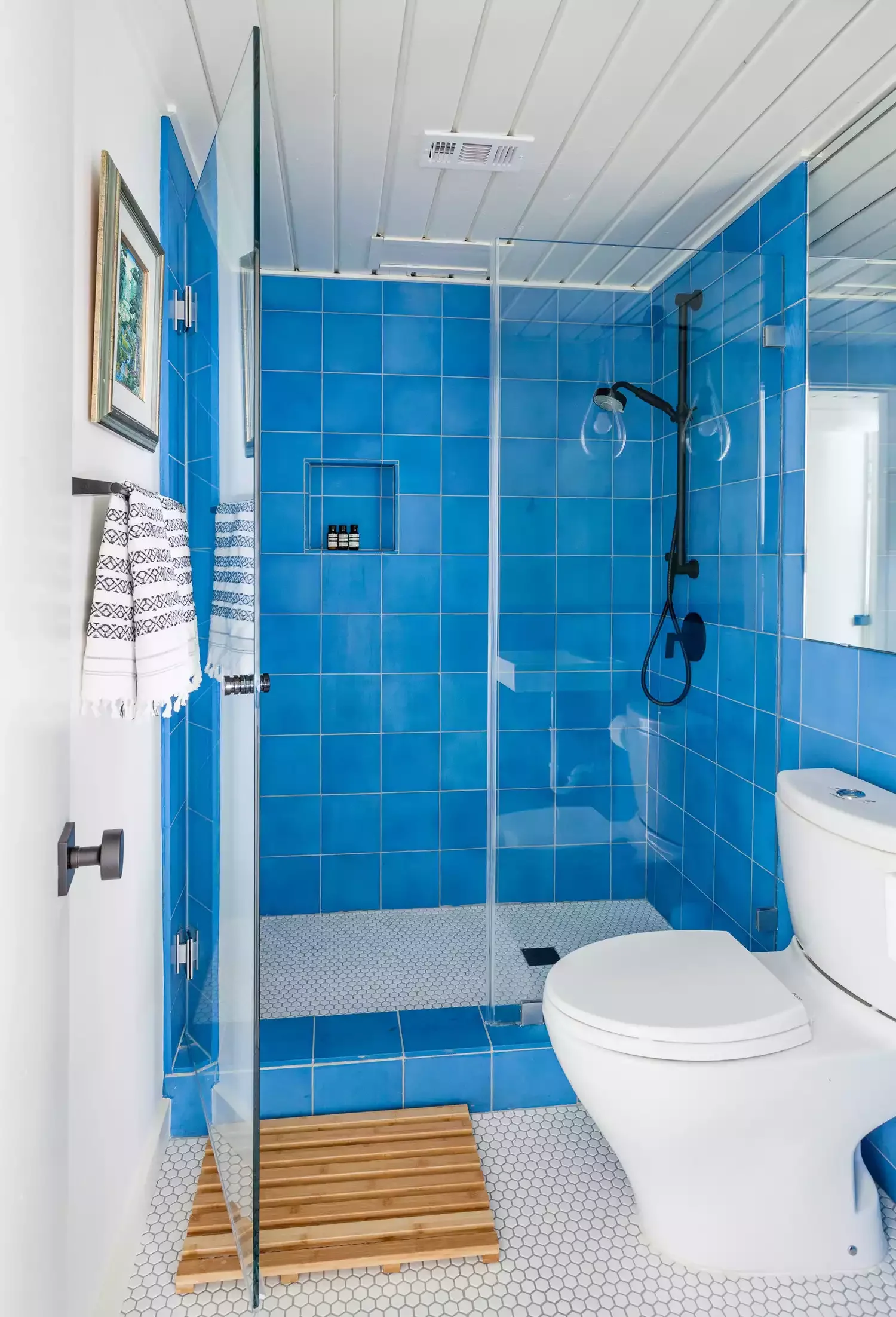 34 Stunning Blue Bathroom Ideas That Transform Your Space Into a Relaxing Retreat 10 Electric Blue Bathroom