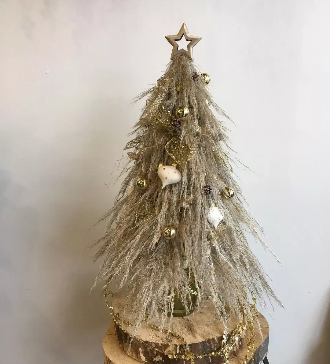 19 Stunning Pampas Grass Christmas Tree Ideas for Your Boho Holiday Style 7 Elevate a Small Tree