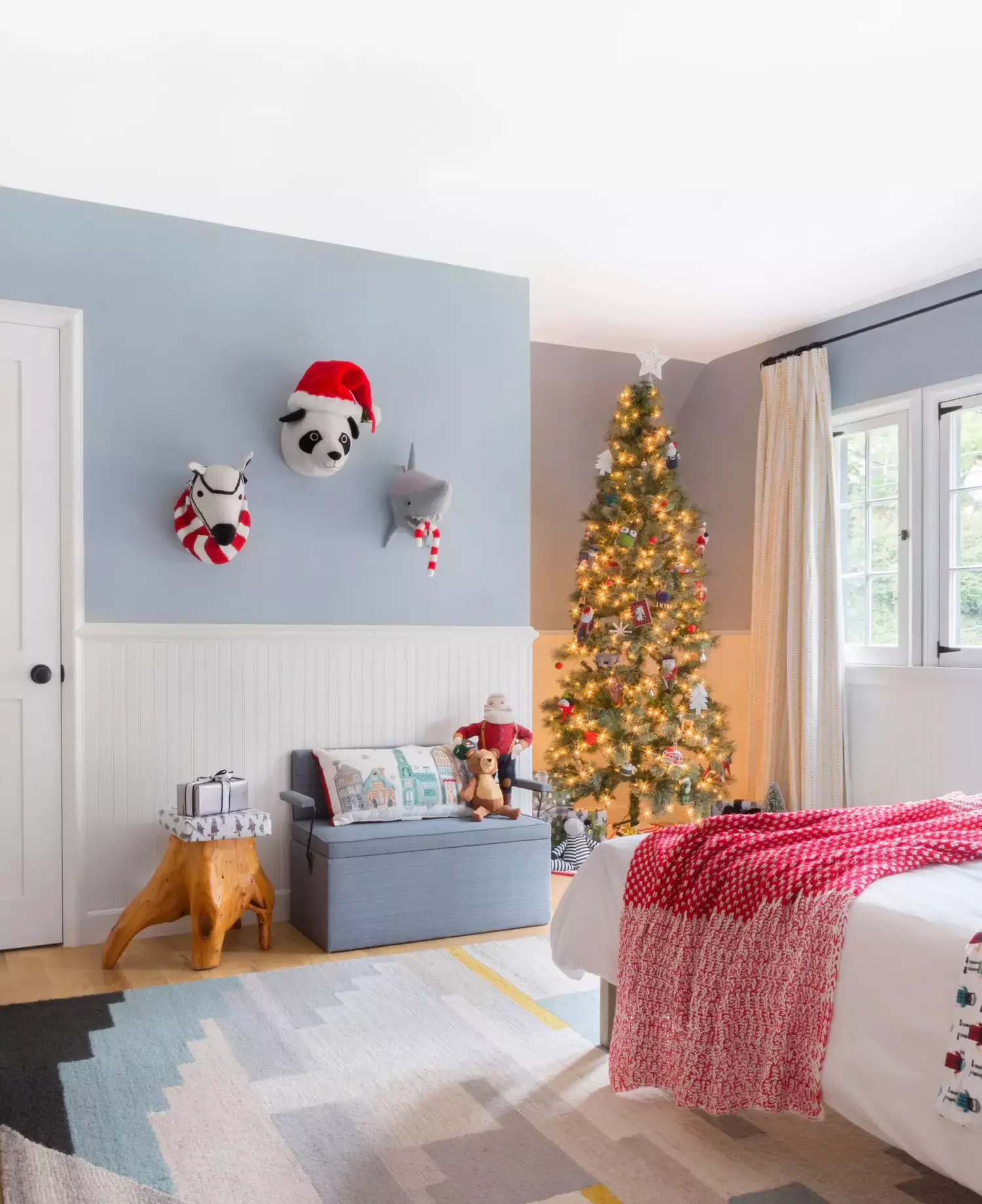 32 Christmas Bedroom Decor Ideas That Make Mornings Magical Embellish Existing Wall Decor