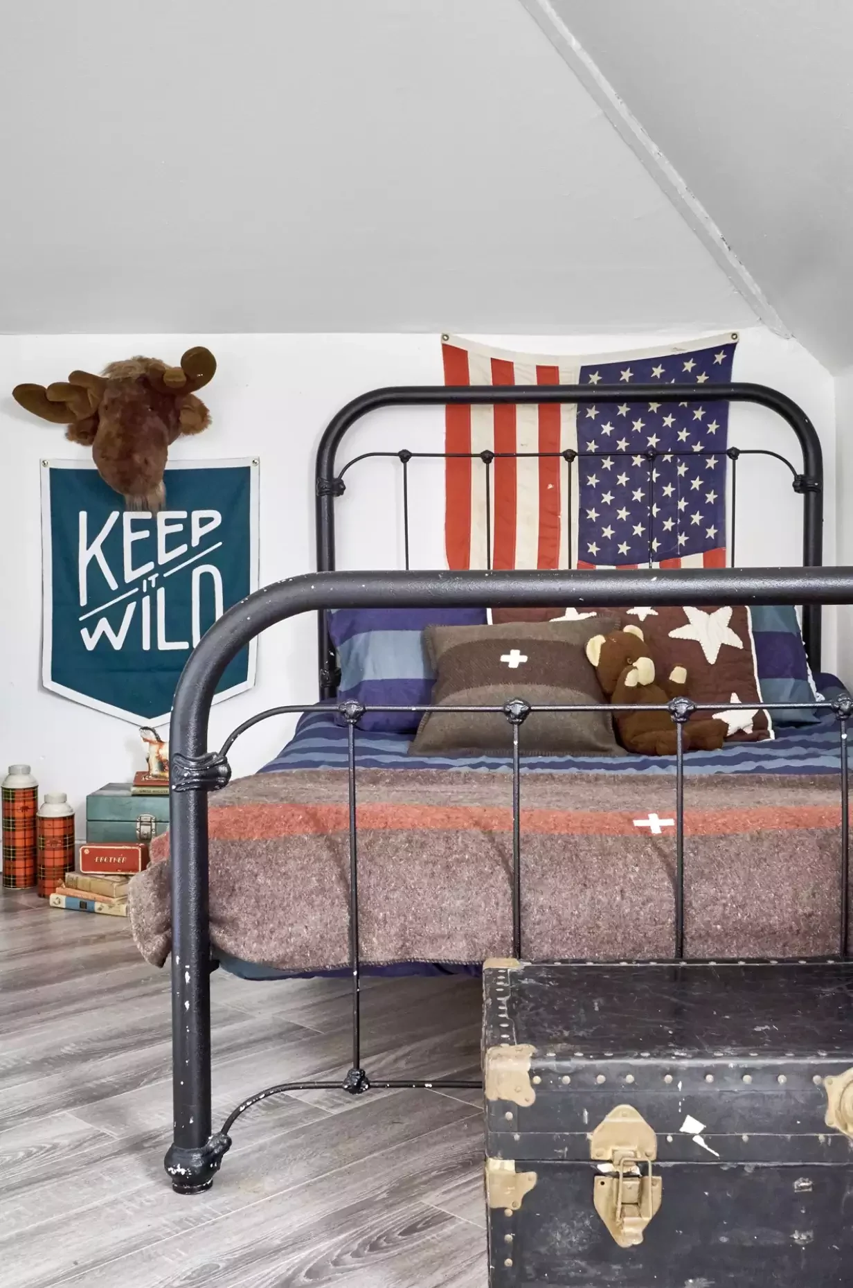 33 Cozy Attic Bedroom Ideas That Will Transform Your Space 14 Embrace Americana Style