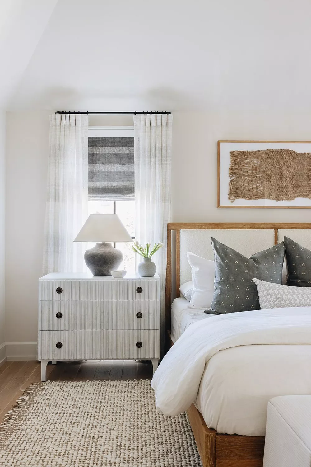 32 Stunning Gray and White Bedroom Ideas for a Classic Look That Never Goes Out of Style 28 Embrace Coastal Style Using Gray and White
