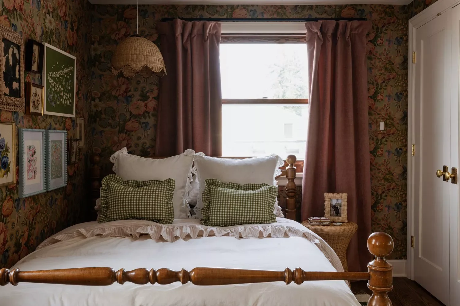52 Creative and Stylish Teen Bedroom Design Ideas 3 Embrace Cottagecore