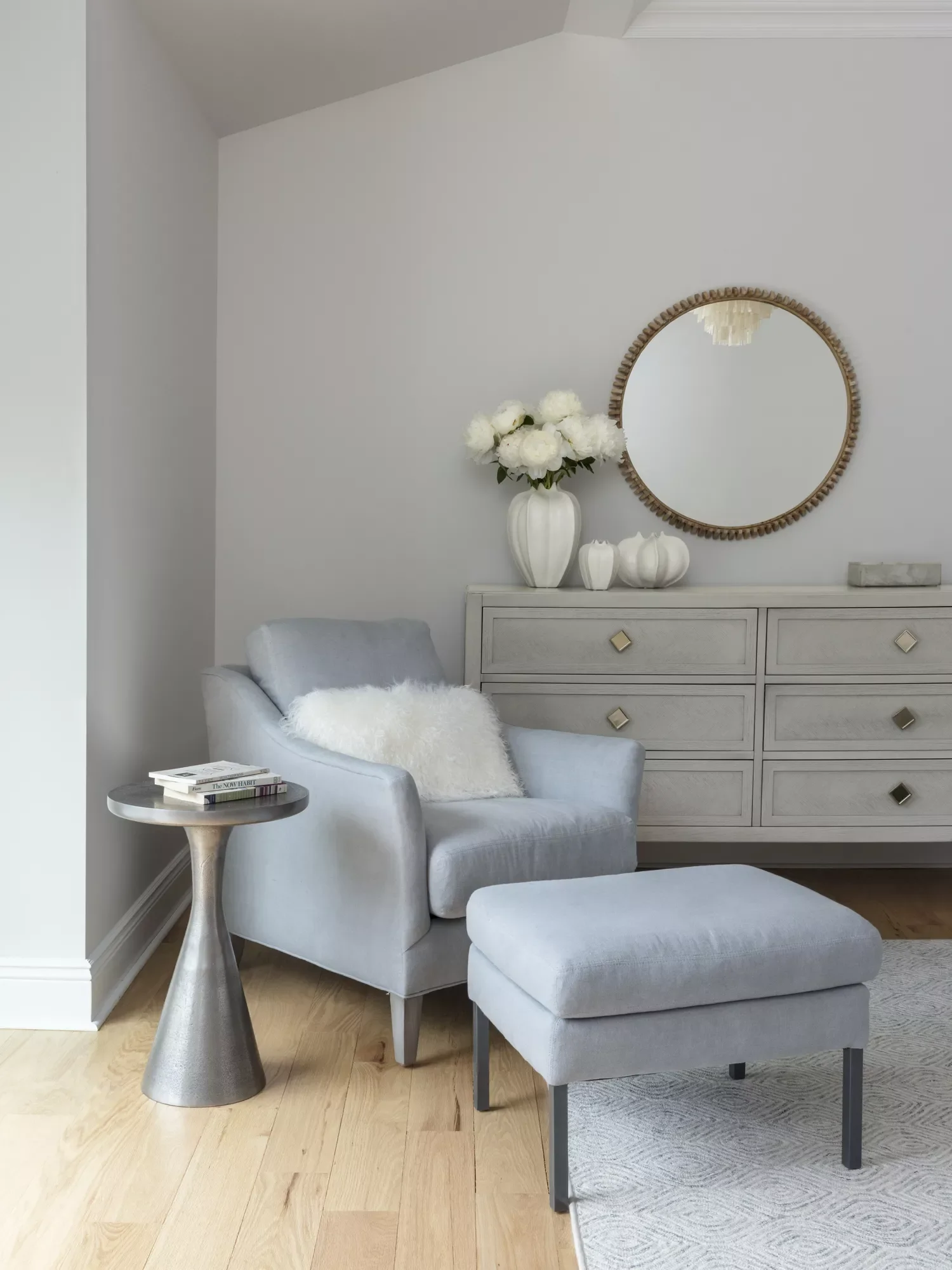 36 Coastal Home Decor Ideas That Transform Your Space Into a Seaside Sanctuary 34 Embrace Crystal Blues