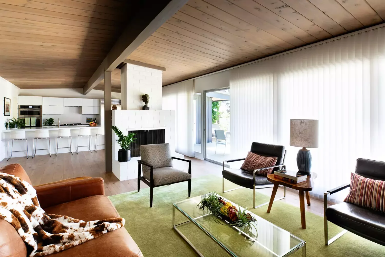 40 Stunning Minimalist Living Room Ideas That Showcase Effortless Style 8 Embrace Midcentury Style