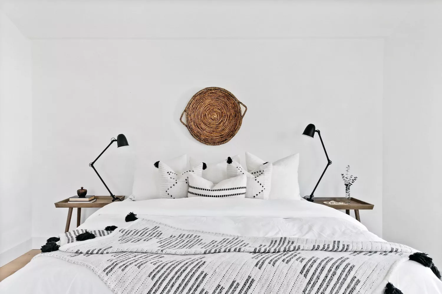 25 Beautiful Minimalist Home Decor Ideas That Transform Your Space 18 Embrace Symmetry