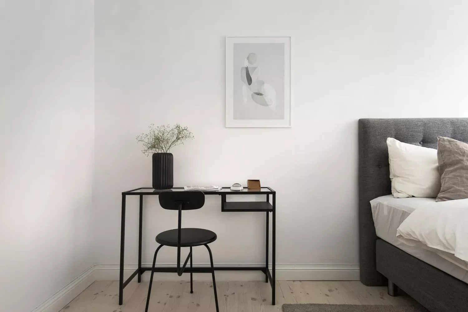 28 Multi-Purpose Office Guest Room Ideas to Create Your Perfect Hybrid Space 24 Embrace a Contemporary Look