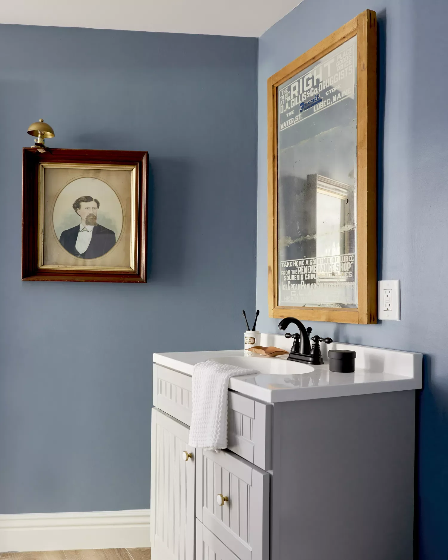 30 Bathroom Wall Decor Ideas That Refresh Your Space This Year Exhibit a Vintage Portrait