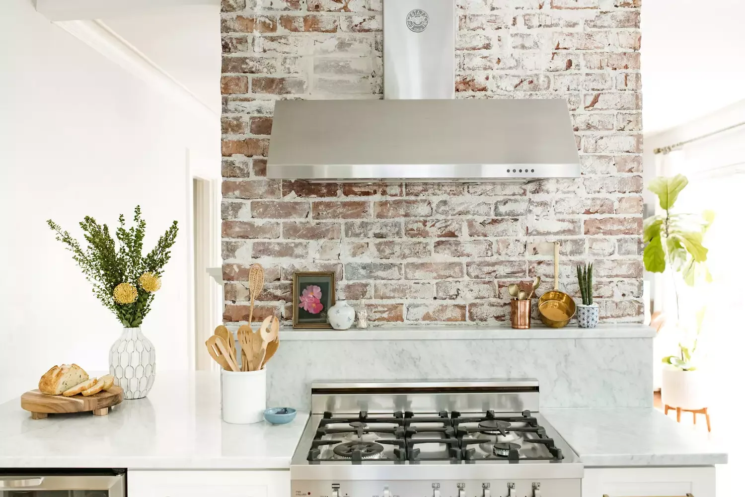 28 Charming Modern Cottage Kitchen Ideas That Bring Country Romance Home 10 Expose Brick Walls