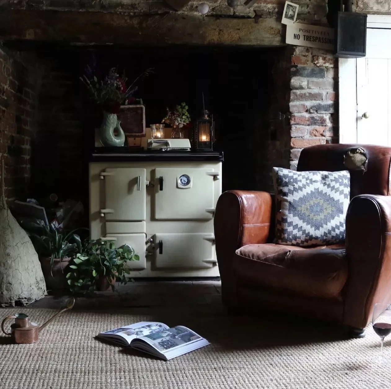 18 Rustic Cabin Decorating Ideas to Create Your Perfect Cozy Retreat 5 Expose the Brick