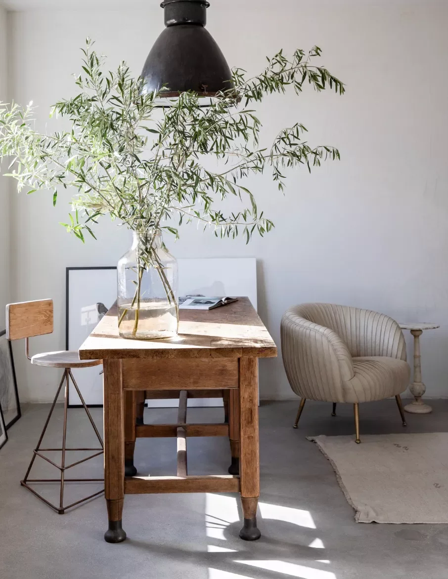 21 Brilliant Ways to Seamlessly Integrate a Workspace into Your Living Room 11 Face the Room