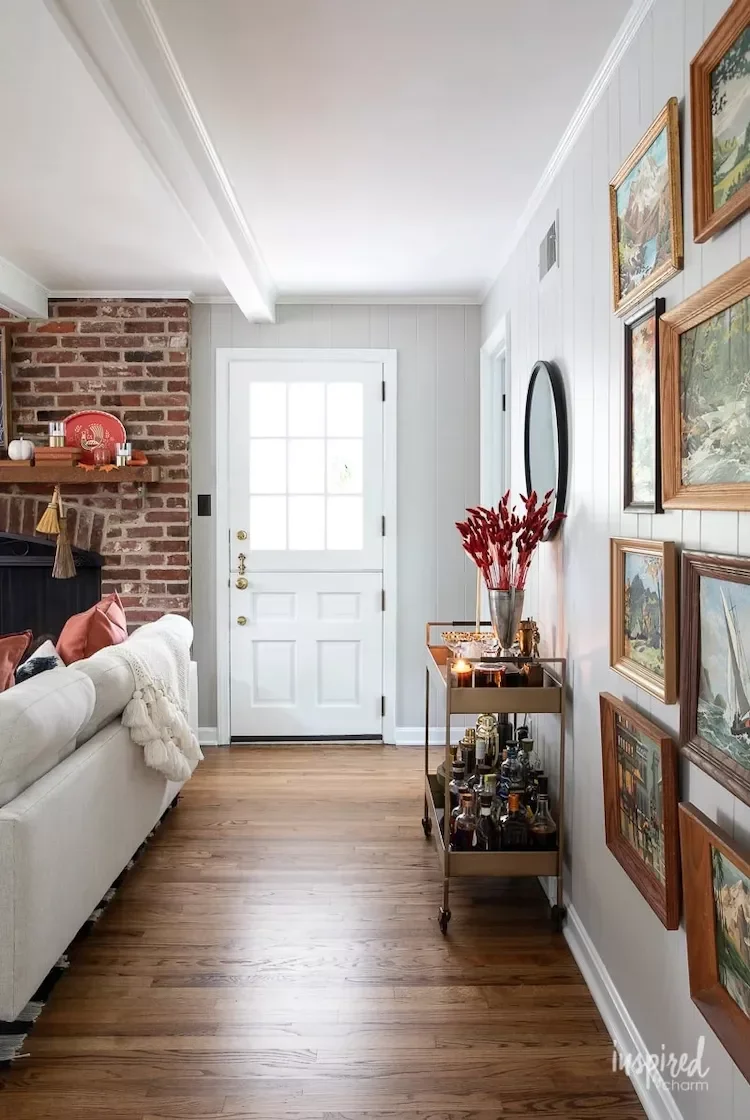 33 Autumn Living Room Ideas That'll Make Your Space Feel Incredibly Cozy 3 Fall Bar Cart