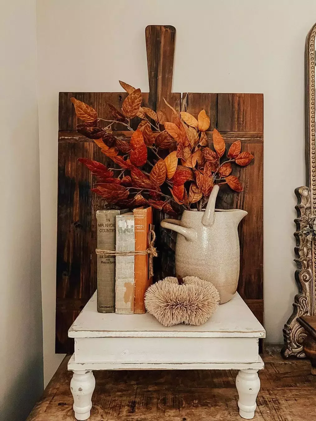 33 Autumn Living Room Ideas That'll Make Your Space Feel Incredibly Cozy 8 Fall Corner Vignette