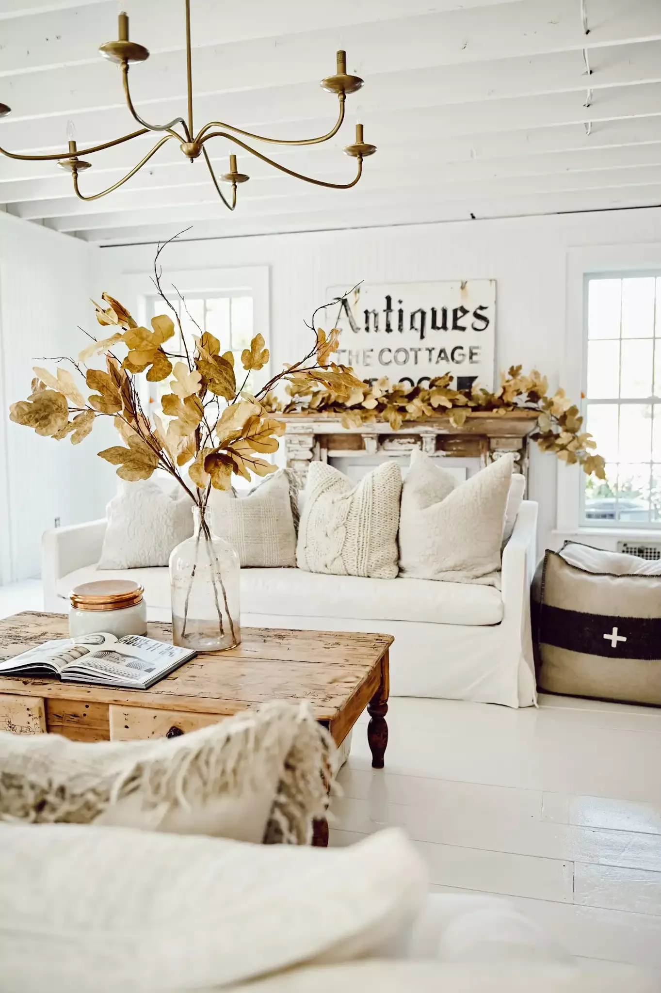 33 Autumn Living Room Ideas That'll Make Your Space Feel Incredibly Cozy 6 Fall Leaves