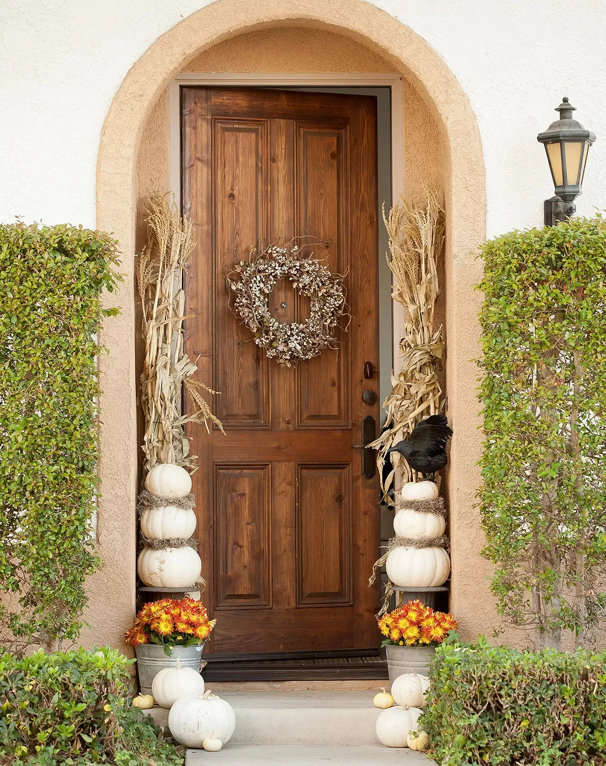 56 Creative DIY Halloween Decorations for Outdoor Spaces 19 Fall-Textured Pumpkins