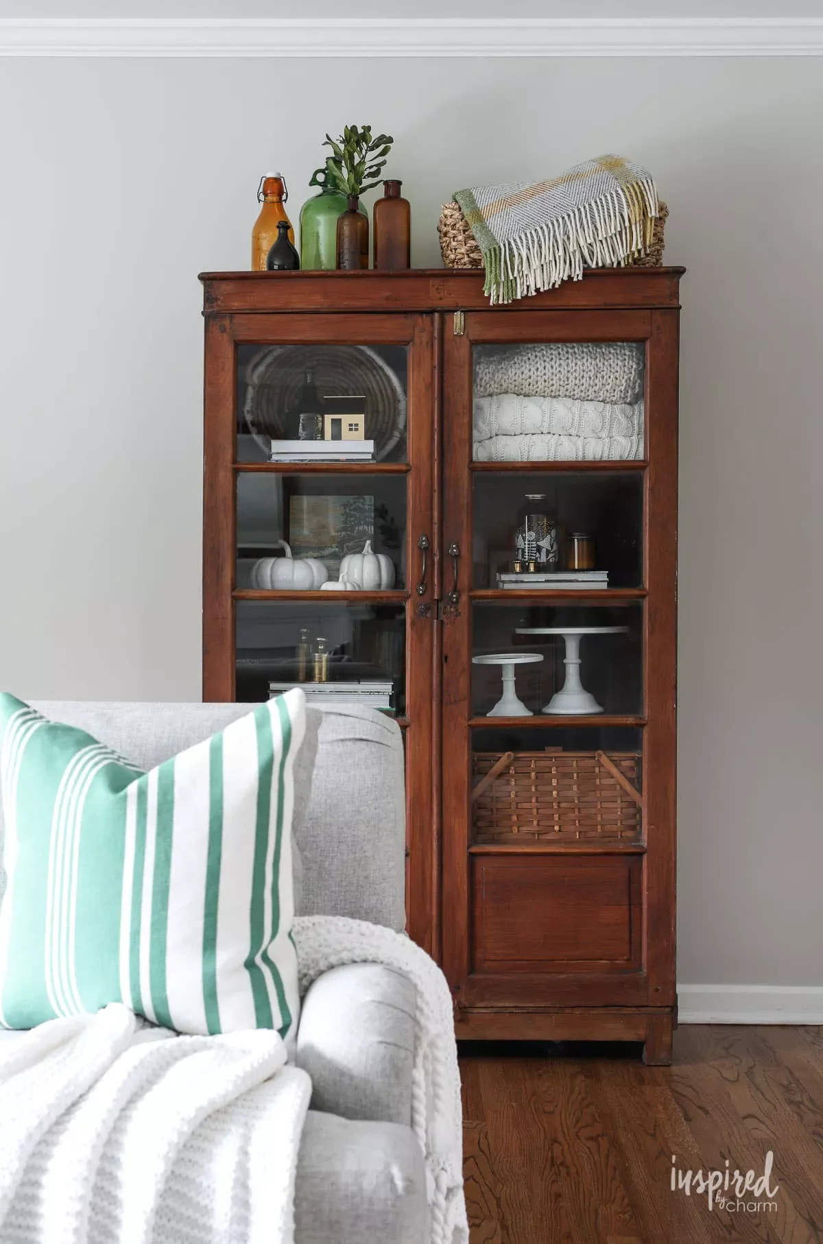 33 Autumn Living Room Ideas That'll Make Your Space Feel Incredibly Cozy 20 Fall Vintage Cabinet Display